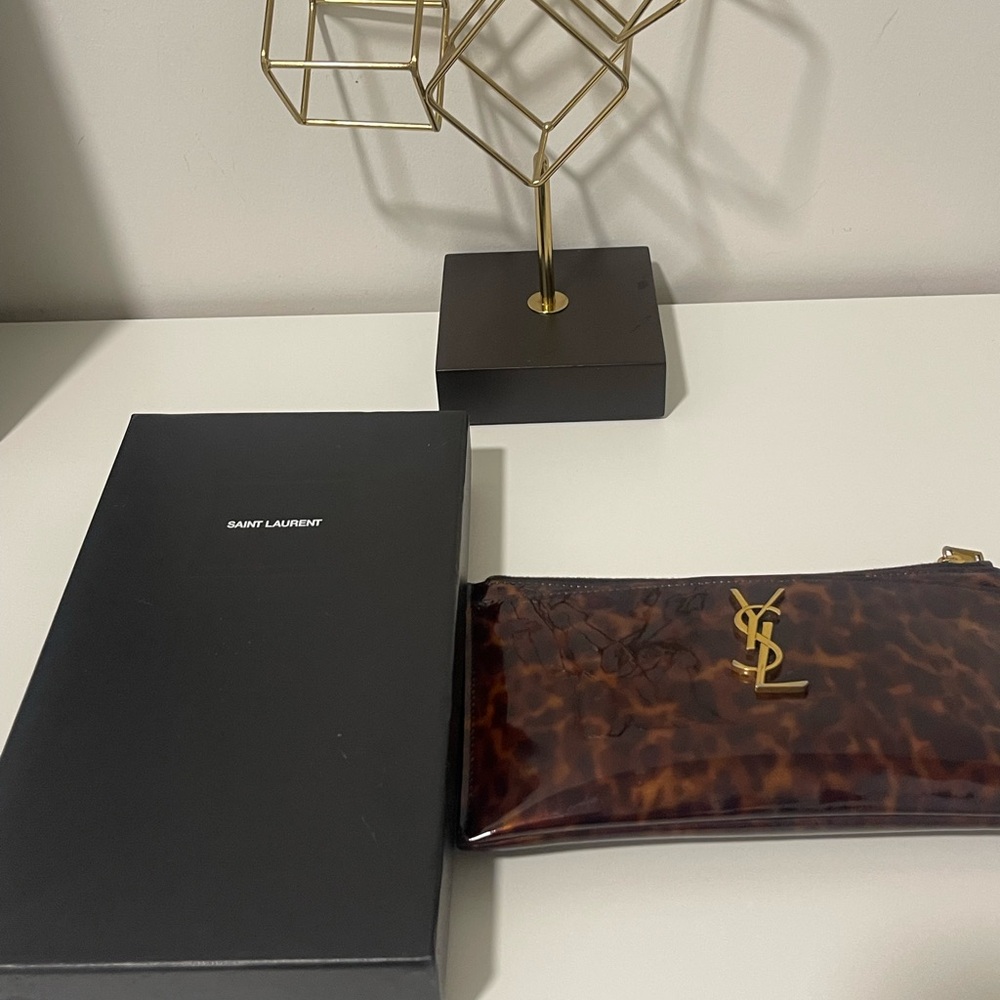Authentic Saint Laurent wallet
Loved with no signs of wear and tear